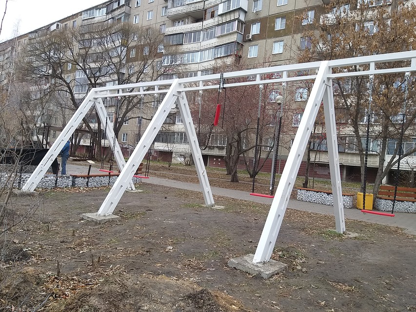Скручены и качели для взрослых. Фото: Инна КУМЕЙКО