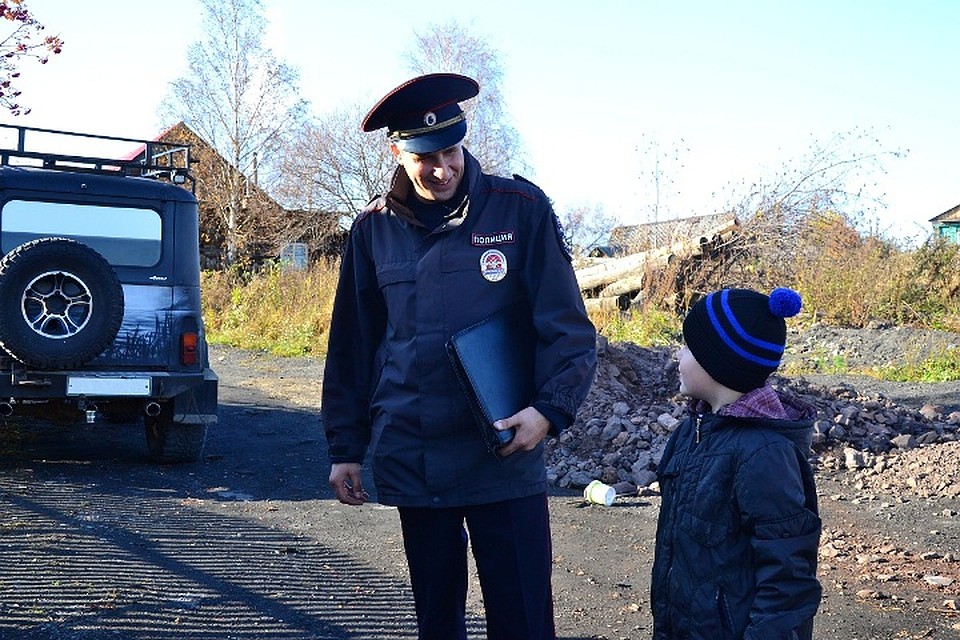 Ради того, чтобы в будущем у таких вот ребятишек все сложилось хорошо, и работает участковый Александр Есип. ФОТО: ГУ МВД России по Кемеровской области.