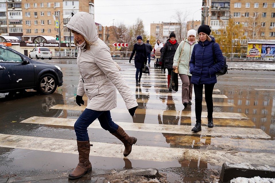 Людям приходится прыгать через лужи