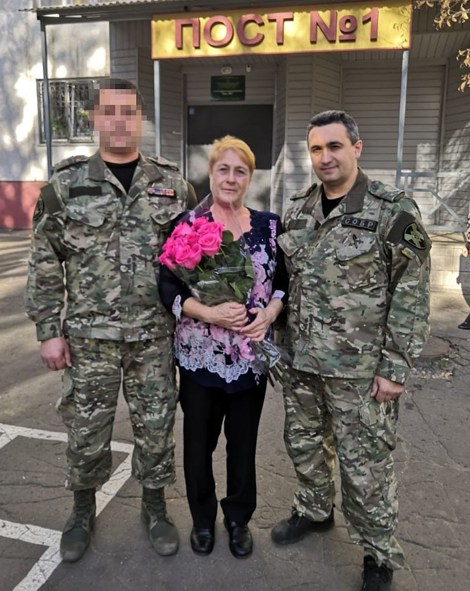 Бойцы поздравили маму Сергея с днем рождения Фото: Росгвардия.