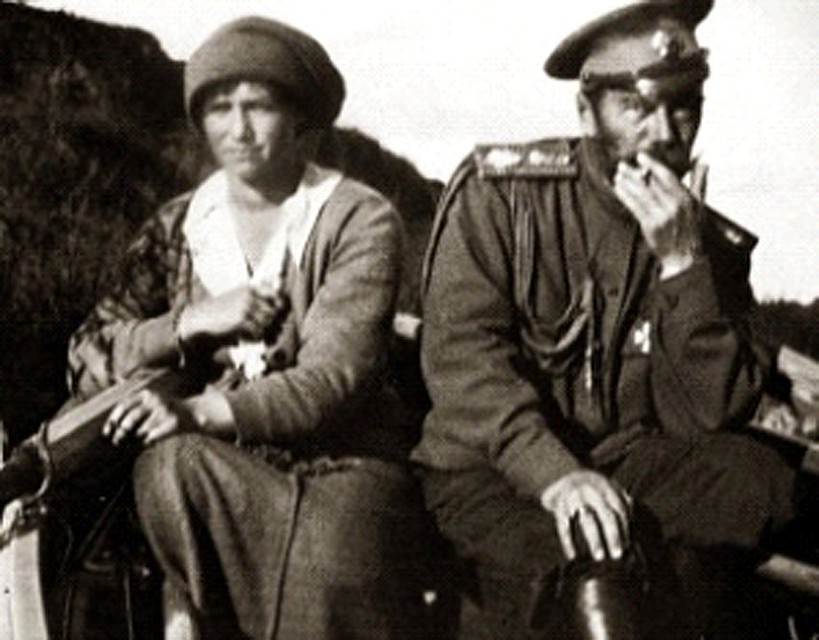 Процесс курения Николая II с великой княжной Татьяной Николаевной (папироса в левой руке). Прогулка по Днепру. 1916 г.