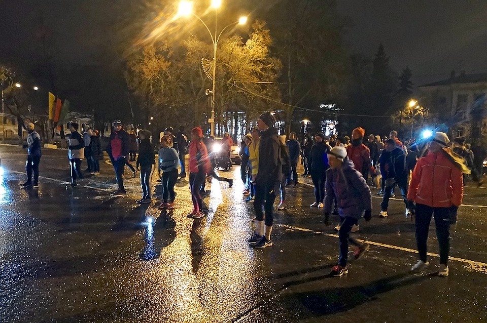 Перед стартом для участников провели разминку Фото: Евгения ГРЕБЕЛКИНА