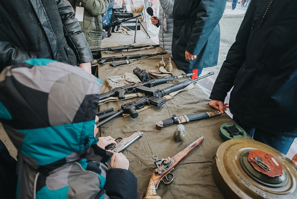 Школьники могли научиться в тире собирать оружие и стрелять. Фото: Даба ДАБАЕВ
