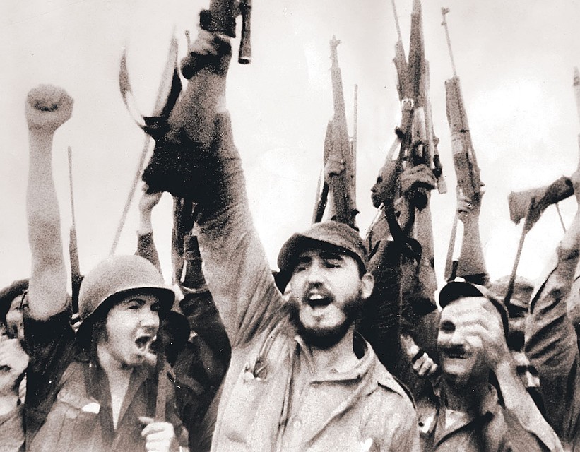 В 1959-м революционера Фиделя Кастро (на фото в центре) поддержало большинство кубинцев. Люди верили: счастье не за горами... Фото: GLOBAL LOOK PRESS