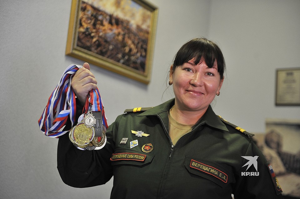 Младший сержант Верещагина с гордостью показала свои многочисленные медали Фото: Алексей БУЛАТОВ