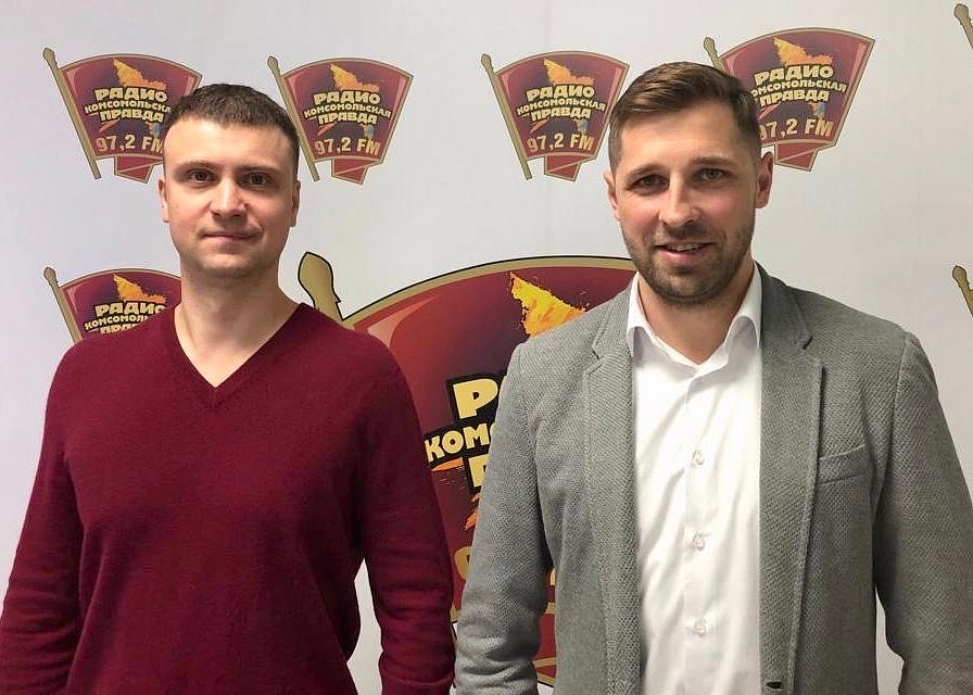 Владелец и руководитель двух диагностических франчайзинговых лаборатории «Гемотест» Василий Строганов (слева) и ведущий Максим Коряко.