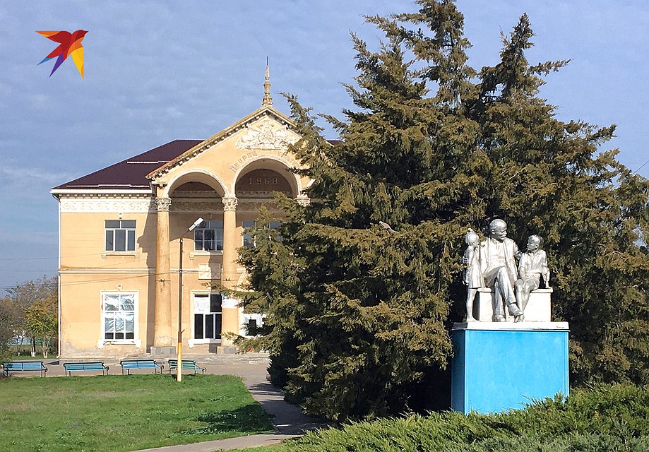 Центр хутора Камышевка неожиданно напоминает город-сад. Памятник дедушке Ленину с пионерами. Дом культуры, похожий на павильон ВДНХ. Фото: Ульяна СКОЙБЕДА