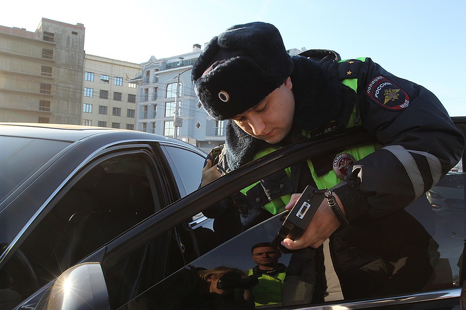 Измеряем светопропускаемость стекол специальным прибором. Фото: Юлия ПЫХАЛОВА