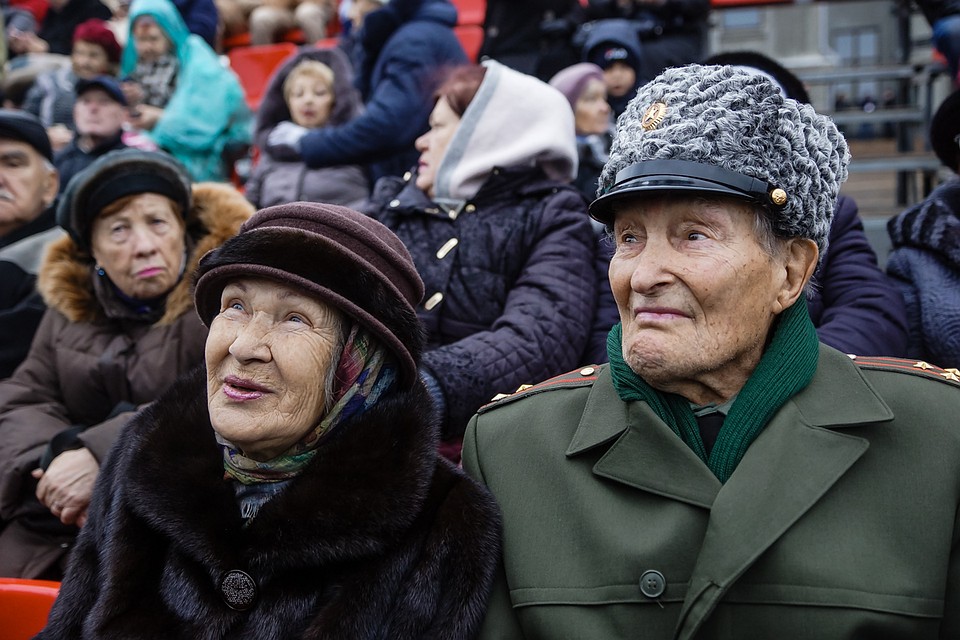 На трибунах - ветераны и заинтересованные горожане Фото: Светлана МАКОВЕЕВА