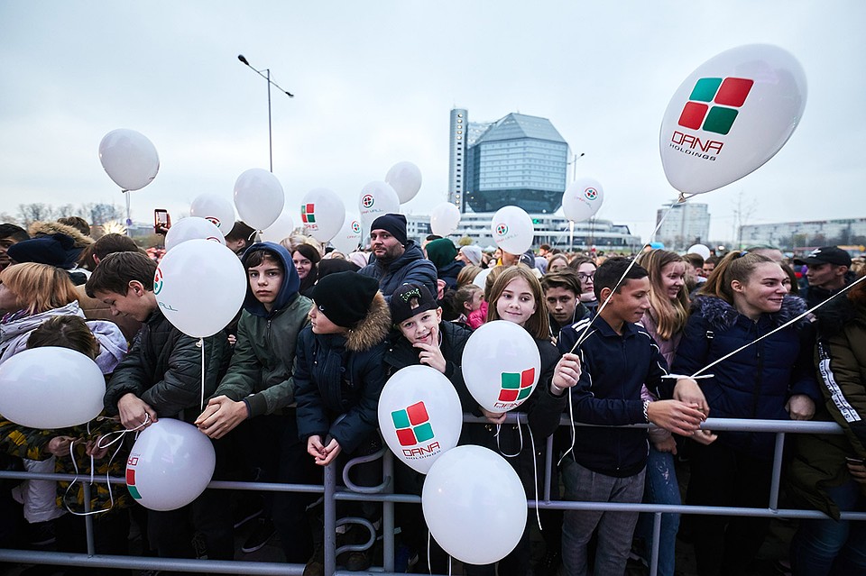 Многие минчане пришли на праздник еще до начала концерта, чтобы занять места ближе к сцене. Фото: Павел МАРТИНЧИК