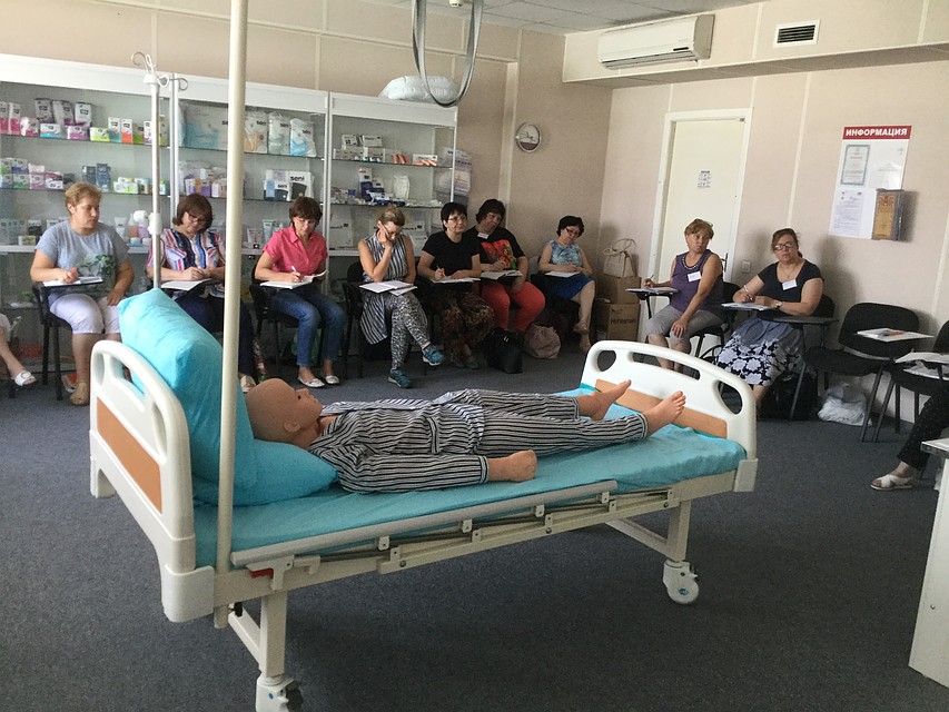 Так проходят занятия, на которых учат правильно ухаживать за тяжелобольными людьми. Фото: Кировское отделение организации «Красный крест»