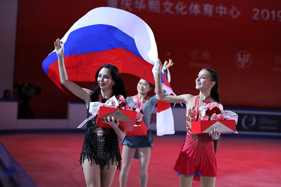 Российские спортсменки Елизавета Туктамышева, завоевавшая бронзу и Анна Щербакова (справа), завоевавшая золото в произвольной программе, на церемонии награждения на Гран-при ISU по фигурному катанию Shiseido Cup of China. Фото: REUTERS