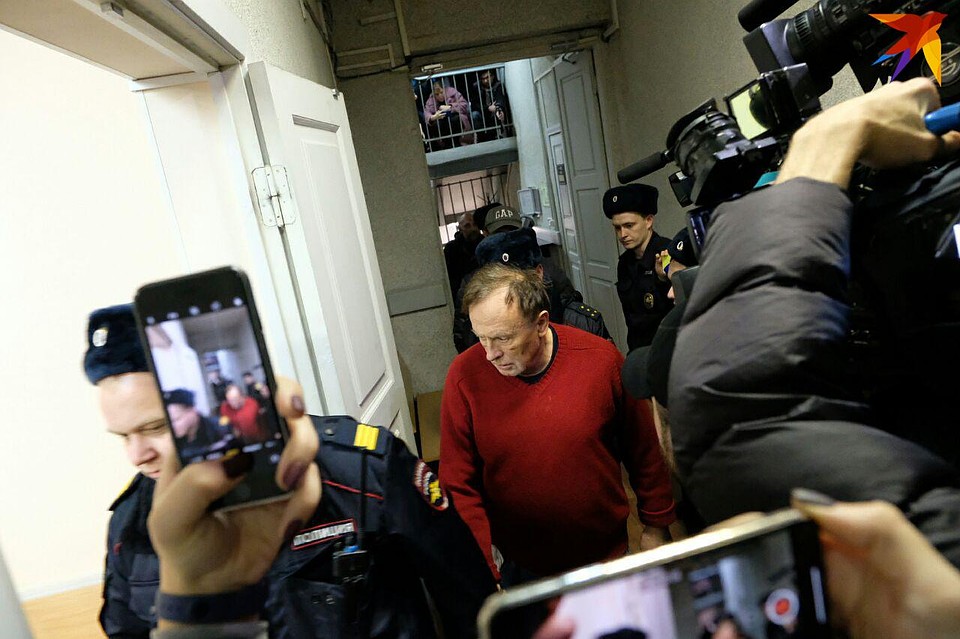 Олега Соколова заводят в зал суда. Фото: Артем КИЛЬКИН