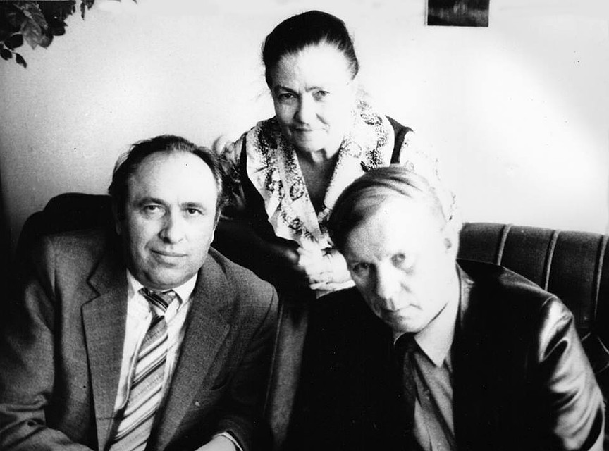 Вячеслав Адамчик с Василем и Ириной Быковыми. 1984 год. Фото: Алена АДАМЧИК (из архива Адама Глобуса)