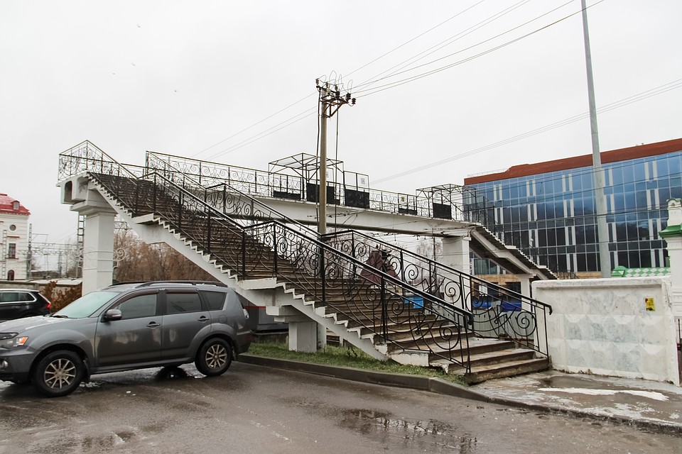 По такому мостику придется теперь ходить пассажирам электричек. Фото: Василий Вахрин