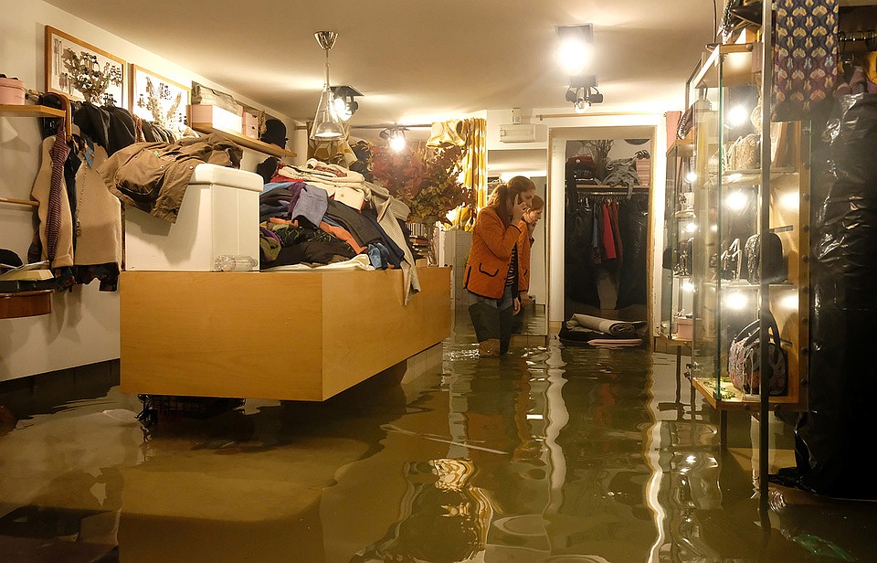 Вода пришла в модные бутики и магазины центра города. Фото: REUTERS