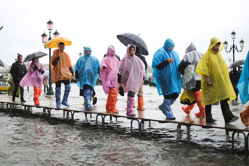Колонна китайских туристов на одном из мостиков. Фото: GLOBAL LOOK PRESS