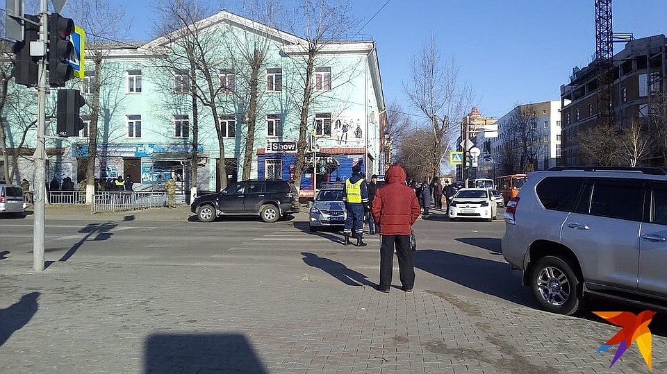 Полицейское оцепление у здания колледжа.