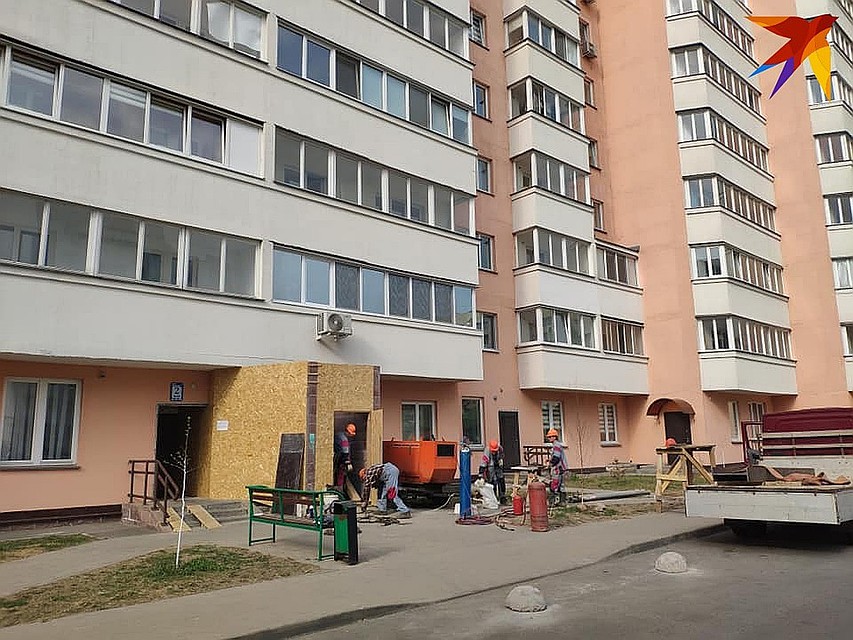 Так выглядел второй подъезд дома во время ремонта, для которого и эвакуировали жителей Фото: Дарья ЛОМОНОВСКАЯ