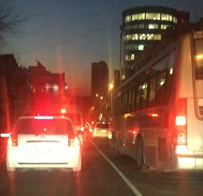 Транспорт движется крайне медленно во многих районах города. Фото: Милана СОКОЛ