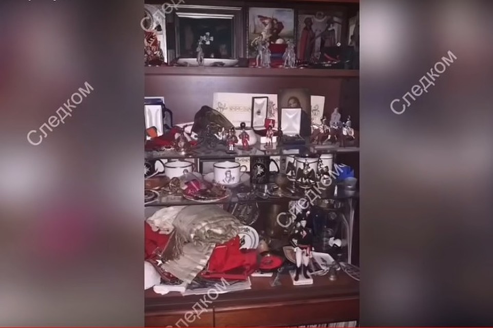 Францией Олег Соколов был буквально одержим - на фото можно разглядеть игрушечных солдатиков и реплику знаменитой картины Жака-Луи Давида, изобразившего Наполеона Бонапарта верхом на вздыбленном коне. Фото: кадр оперативной съемки