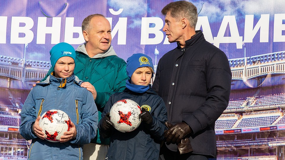 Награждение юных футболистов Фото: Татьяна МЕЕЛЬ