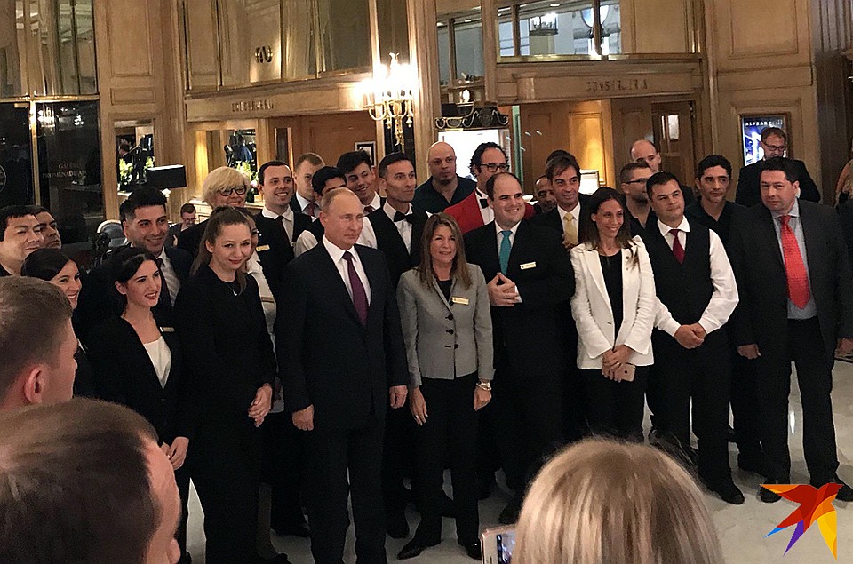 После G20 Аргентине перед отъездом президента из отеля, где он проживал, в холле собрался весь персонал Фото: Дмитрий СМИРНОВ