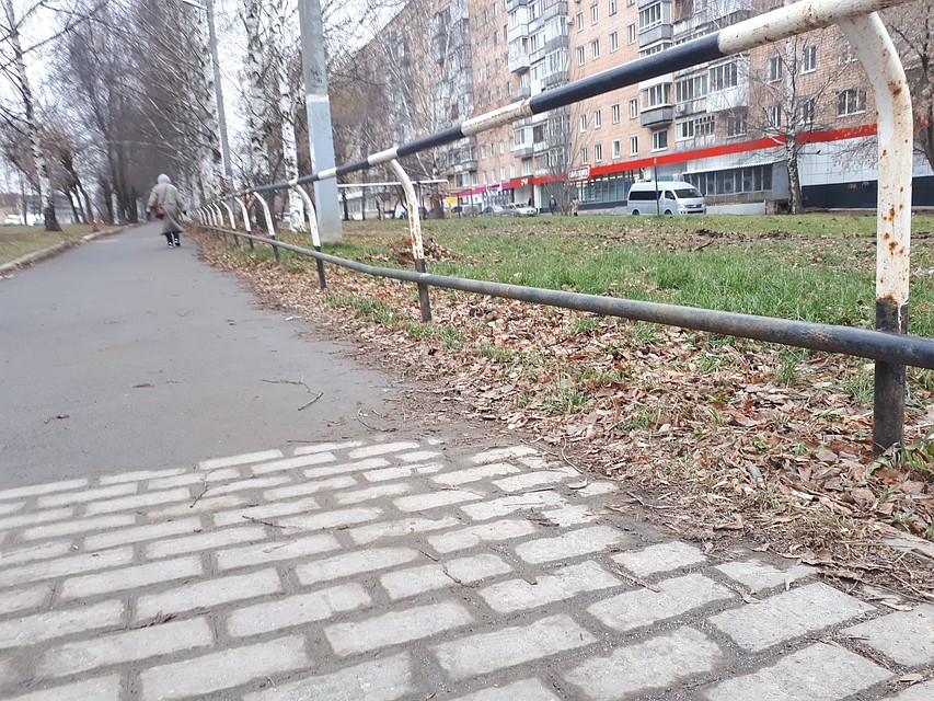 Из-за отсутствия бортиков во время дождей размывается газон, и грязная вода течет прямо по пешеходной дорожке в переулке Северном Фото: Анастасия Захарова