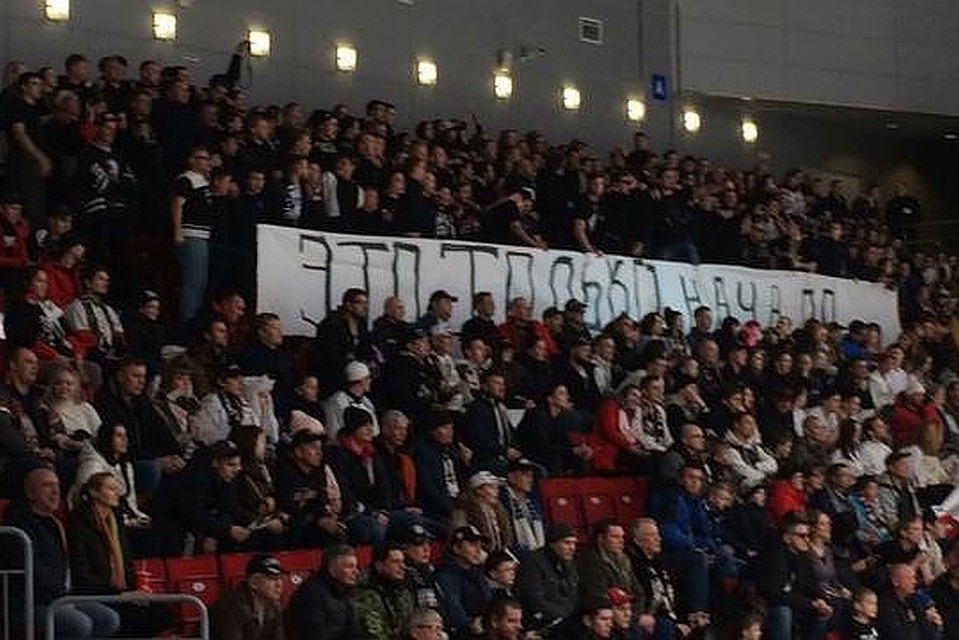Стоящие за плакатом пять трибун вскоре ушли из зала. Фото: Ирина ФАДЮШИНА.