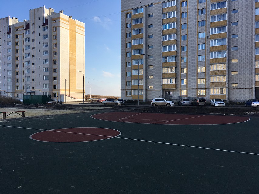 В новых микрорайонах - просторные дворы.