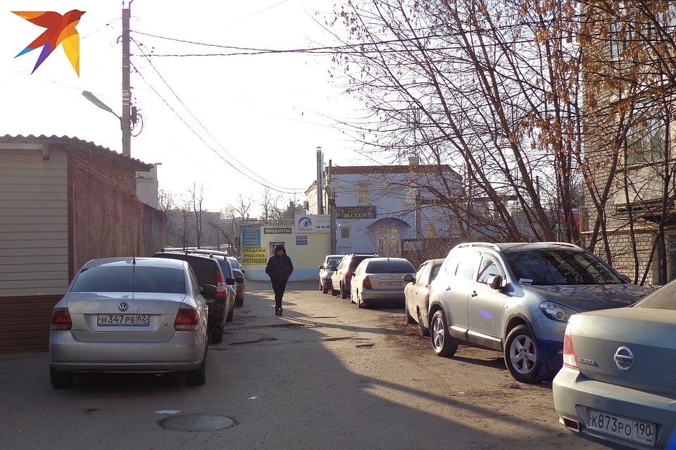 Приехавшие за справками водители паркуются пол обеим сторонам не самой широкой дороги, а кое-где не стесняются использовать тротуары. Фото: Ольга ПОШЕВЕЛЯ
