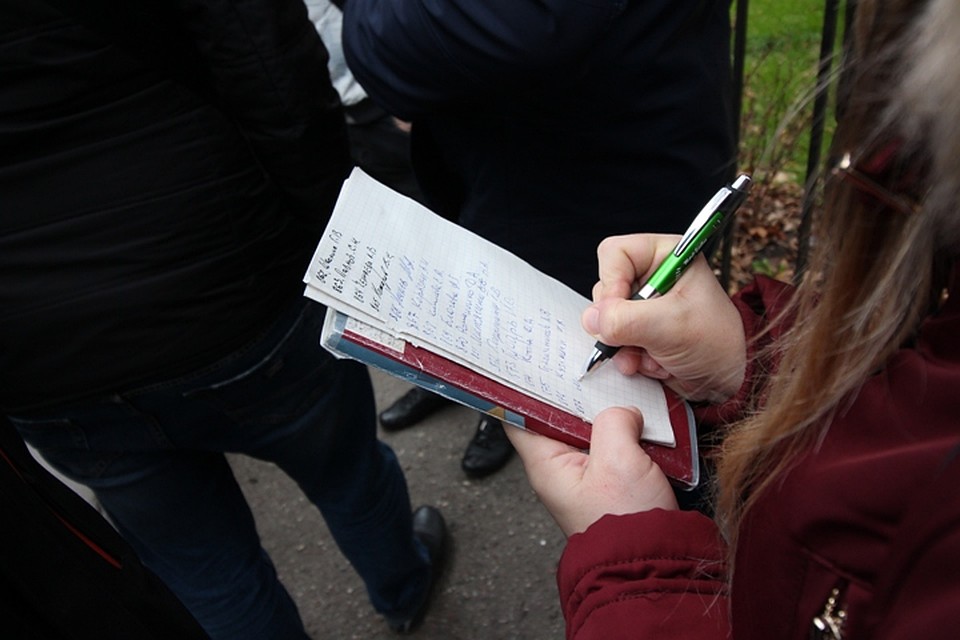 В четверг у диспансера публика начала кучковаться еще до 8 утра. Фото: Иван МАРКОВ