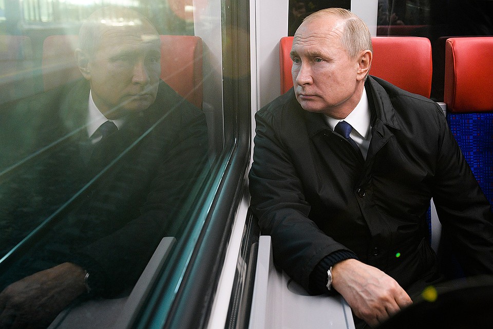 Президент России Владимир Путин в поезде "Иволга" во время поездки по певрому маршруту Московского центрального диаметра. Фото Алексей Дружинин/пресс-служба президента РФ/ТАСС