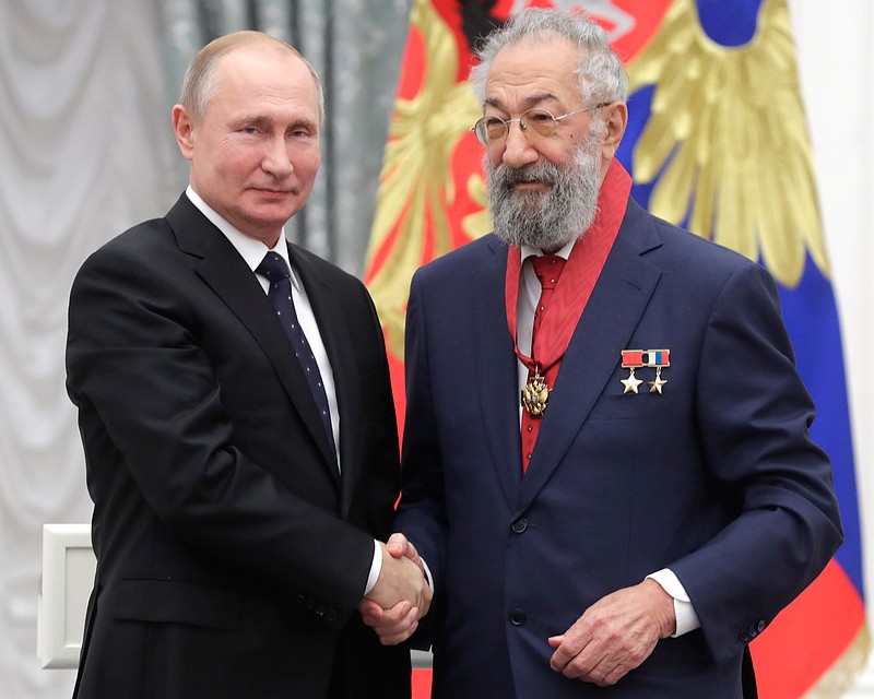 Владимир Путин и член комитета Госдумы РФ по международным делам Артур Чилингаров, награжденный орденом "За заслуги перед Отечеством" II степени. Фото Михаил Метцель/ТАСС