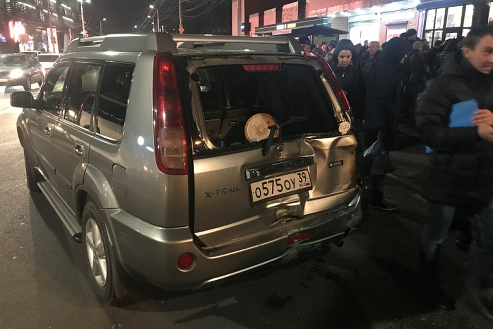 На полном ходу автобус въехал в цветочный павильон. Фото: Александр КАТЕРУША
