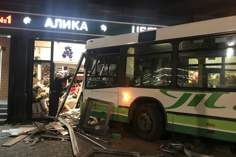 На полном ходу автобус въехал в цветочный павильон. Фото: Александр КАТЕРУША