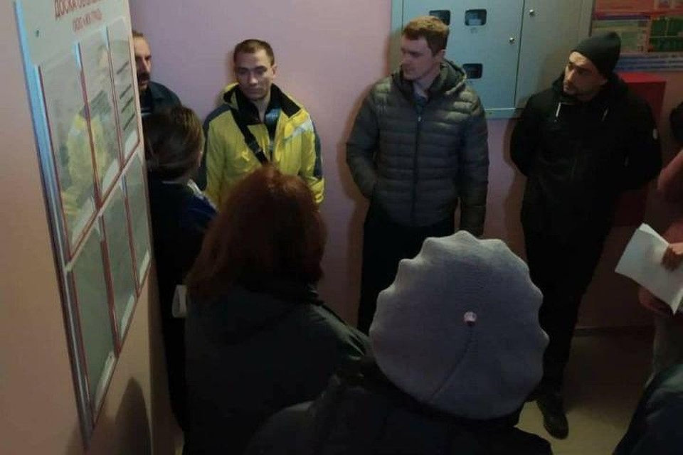 Общее собрание жителям дома пришлось проводить в подъезде.