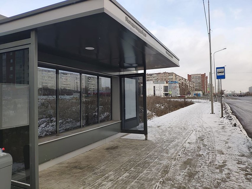 Зеленую остановку за 300 тысяч сменила новая. И кому она здесь нужна? Фото: Антон САДЧИКОВ