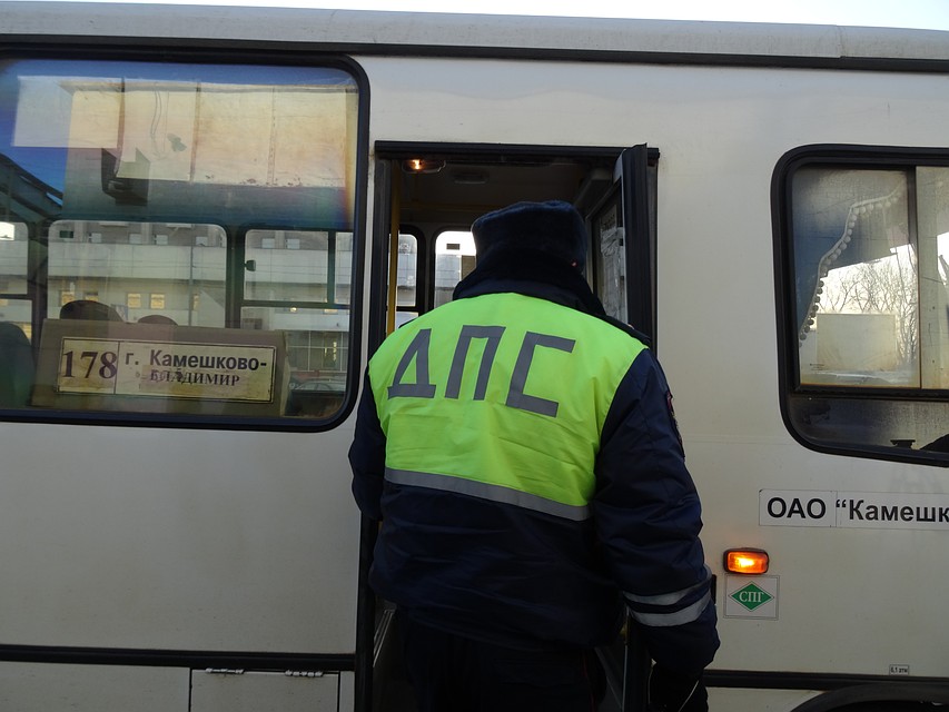 Сотрудники ГИБДД останавливали автобусы у автовокзала Фото: Валерия ПРОНИНА