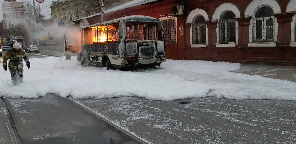 Тушили автобус девять пожарных на двух машинах. Фото: ГУ МЧС России по Самарской области