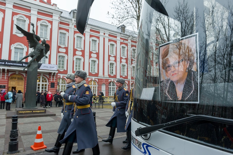 Самые близкие отправились на Северное кладбище на автобусах. Фото: Олег ЗОЛОТО