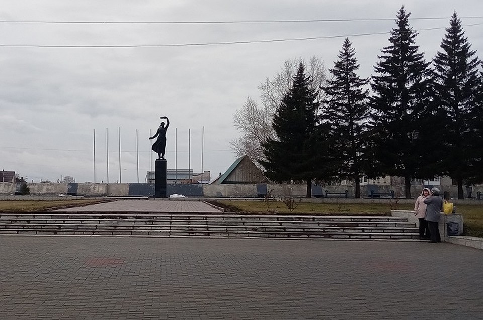 В преддверии празднования юбилея Победы выполнен ремонт на территории мемориала. Фото: аз архива Асиновского ГП