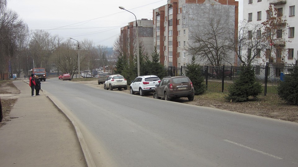 На ул. Диктора Левитана с одной стороны обочина есть, с другой- нет Фото: Елена Масленникова
