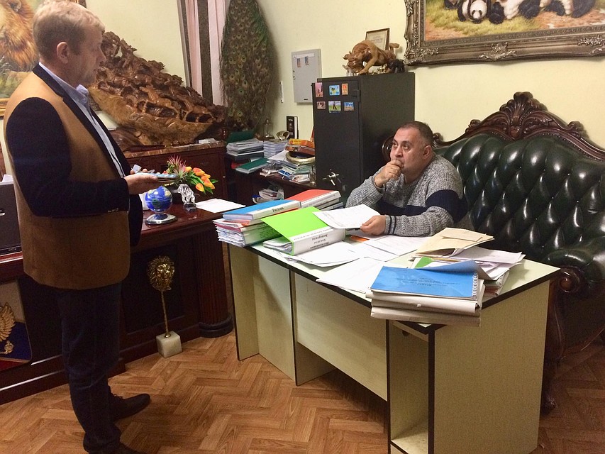 Прямо сейчас Карен Даллакян и Олег Зубков разбирают документы. Фото: Кристина Высоцкая.