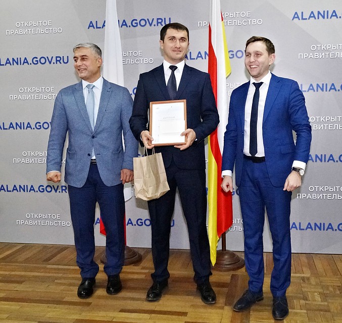 Сослан Кочиев, победитель Георгий Табуев (проект «Онлайн-садик») и Денис Богатов. Фото Залины Губуровой.