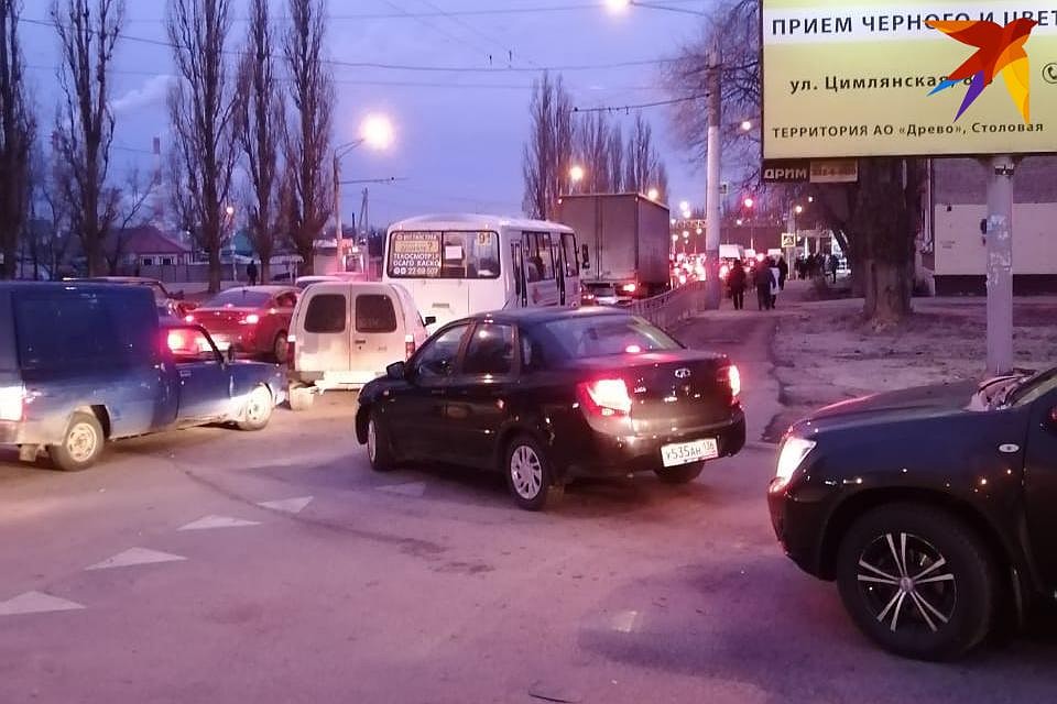 Пробка на левом берегу 2 декабря. Фото: Станислав ШЕВЧЕНКО