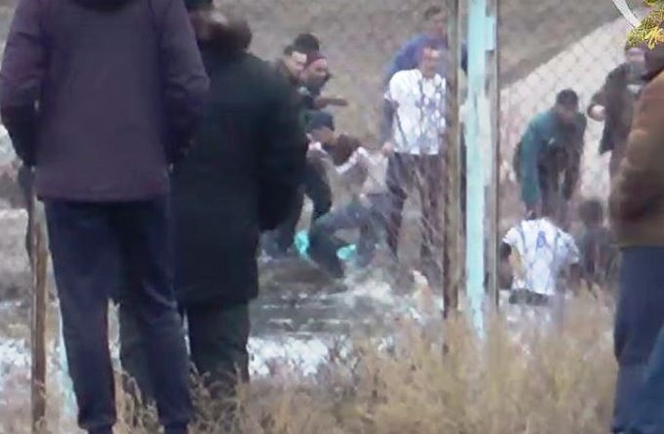 Три парня прыгнули в воду спасатеть утопающую. Скрин видео из соцсетей.