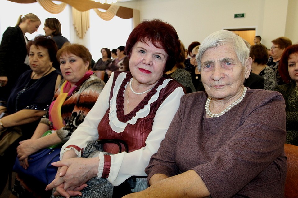 Антонина Мордасова (справа) и её приемница Мария Ступицкая. Обе - экономисты ЗАО "Калининское" Фото: Ирина ТАРАСОВА