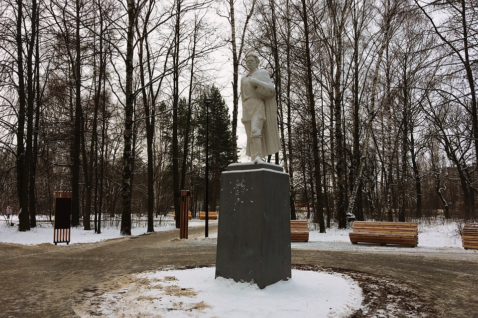 Памятник Максиму Горькому был отреставрирован еще в прошлом году. Фото: Анастасия НАЗАРОВА