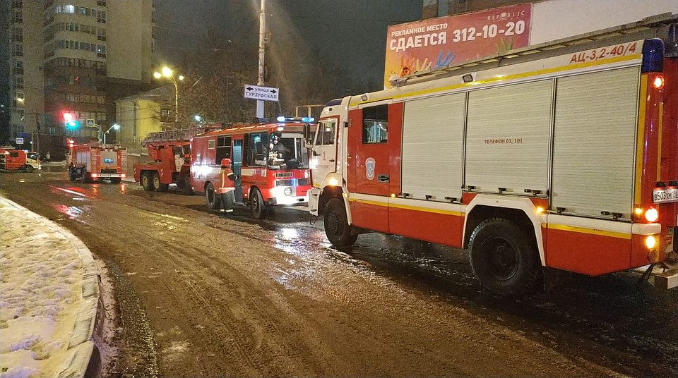 На место пожара стягивается техника со всех районов города Фото: МЧС Свердловской области